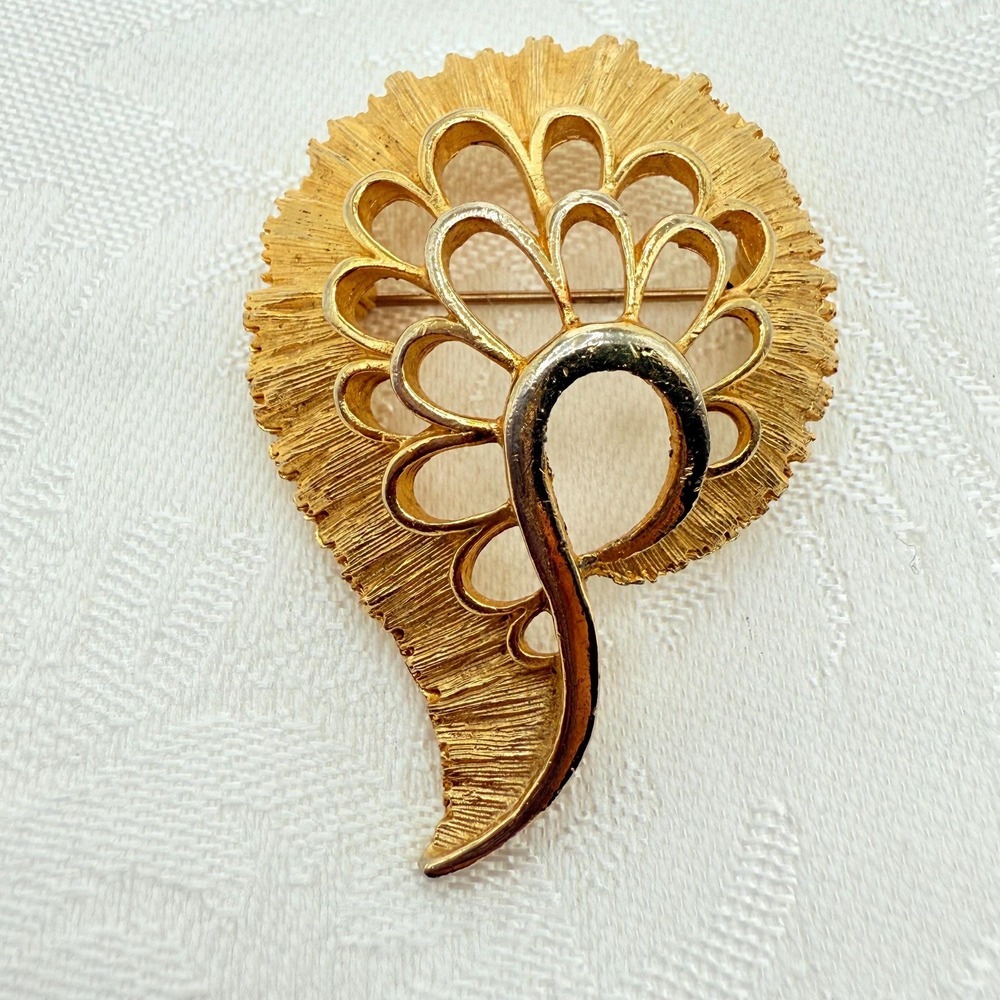Vintage Abstract Gold Tone Peacock Feather Swirl Brooch